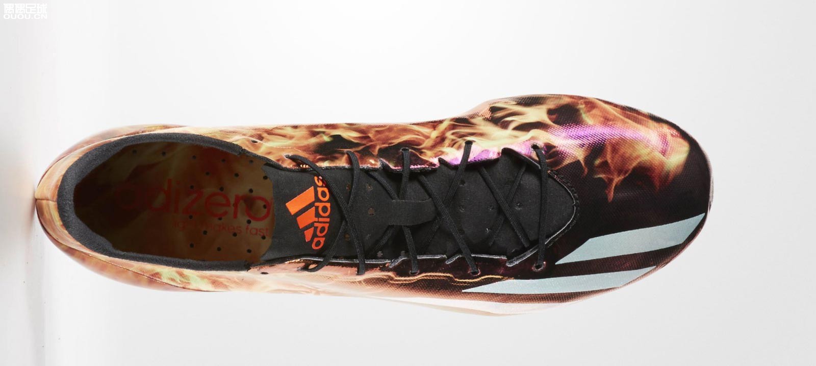 橄榄球鞋乱入！玻利维亚球员亚斯曼世预赛成功炫鞋