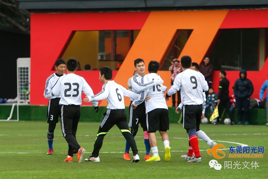 最高热情战胜最低气温红牛“贺岁杯”足球赛好疯狂