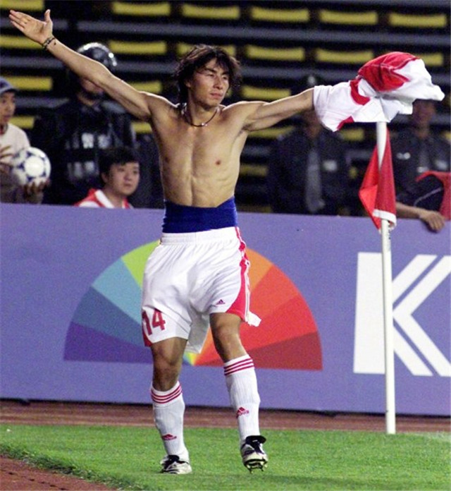 国足最新的球员身材图片,国足腹肌和其他运动员对比