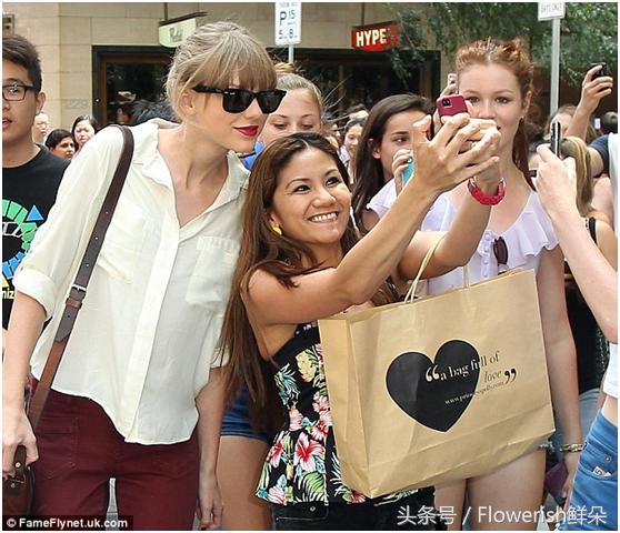 TaylorSwift霉霉的T恤很酷哦，赶快学着搭吧