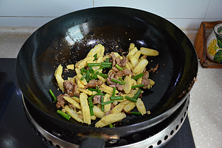 牛肝菌玉米笋炒肉,玉米笋炒肉的做法