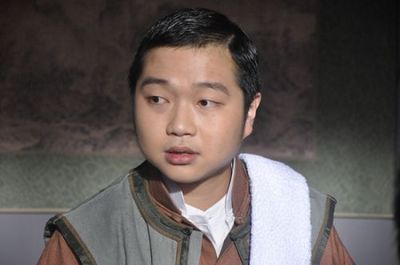 功夫里的阿珍周星驰,周星驰在功夫里胳膊上插着刀