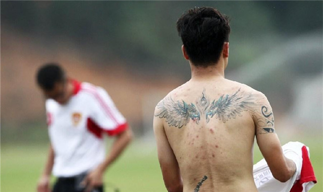 中国国脚的霸气纹身,郑智纹身感人,权健核心同花顺纹身抢眼