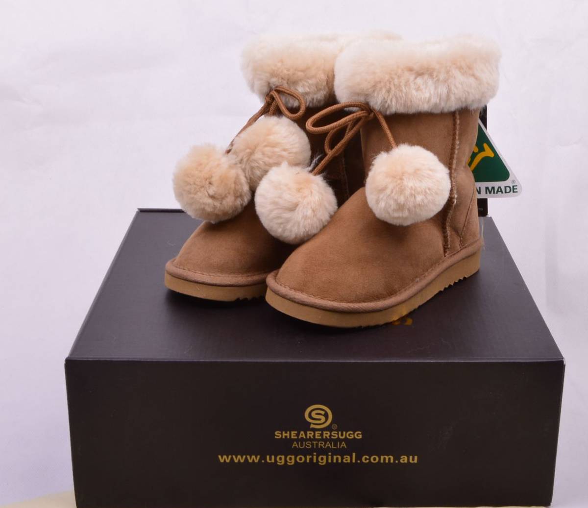 适合小个子冬天穿的雪地靴,腿短穿马丁靴还是雪地靴