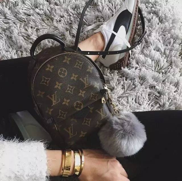 出门旅行比较轻的双肩包,出门玩的双肩包推荐