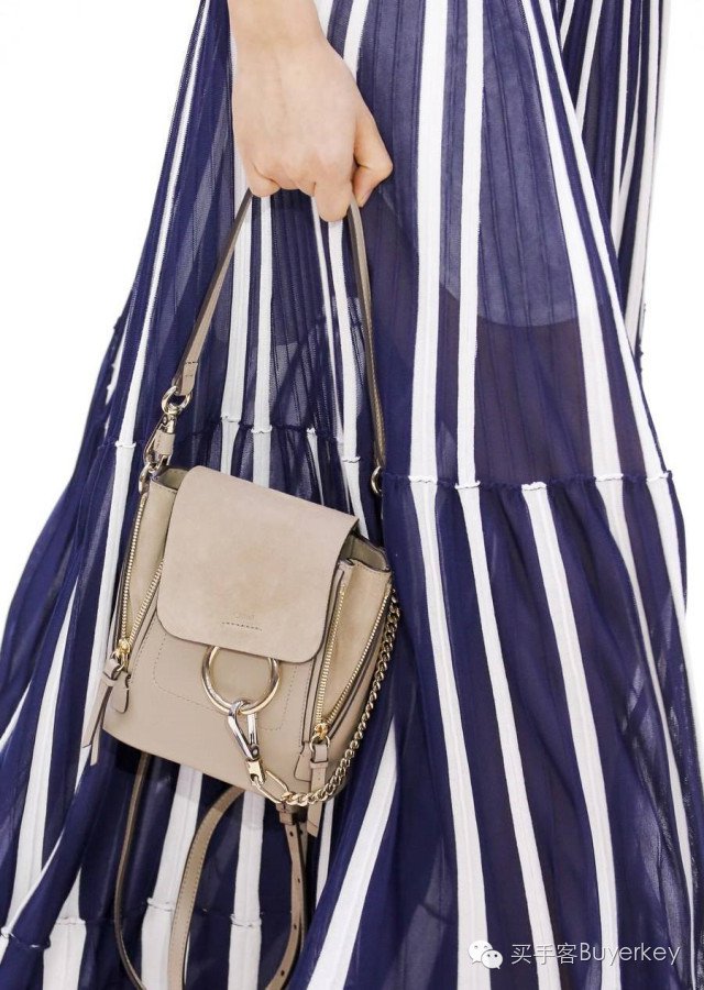 手拿包女推荐真皮徽章款,新款女士手拿包百搭大容量