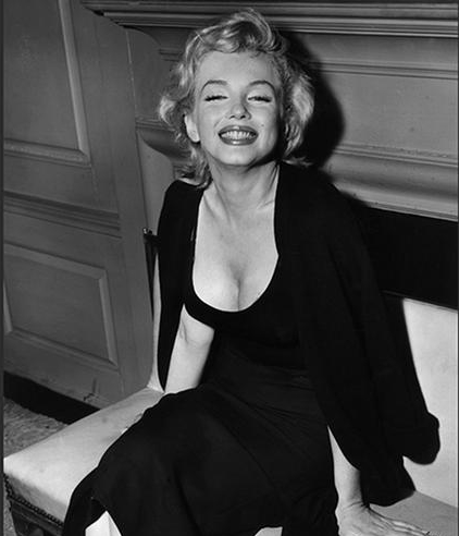 小黑裙何以成为时髦女人的必备衣物？