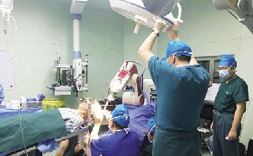 东北首台“机器人医生”上岗，一天连做四台手术