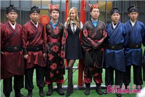 超模瓦尔加现身临淄足球博物馆一眸一笑尽倾城