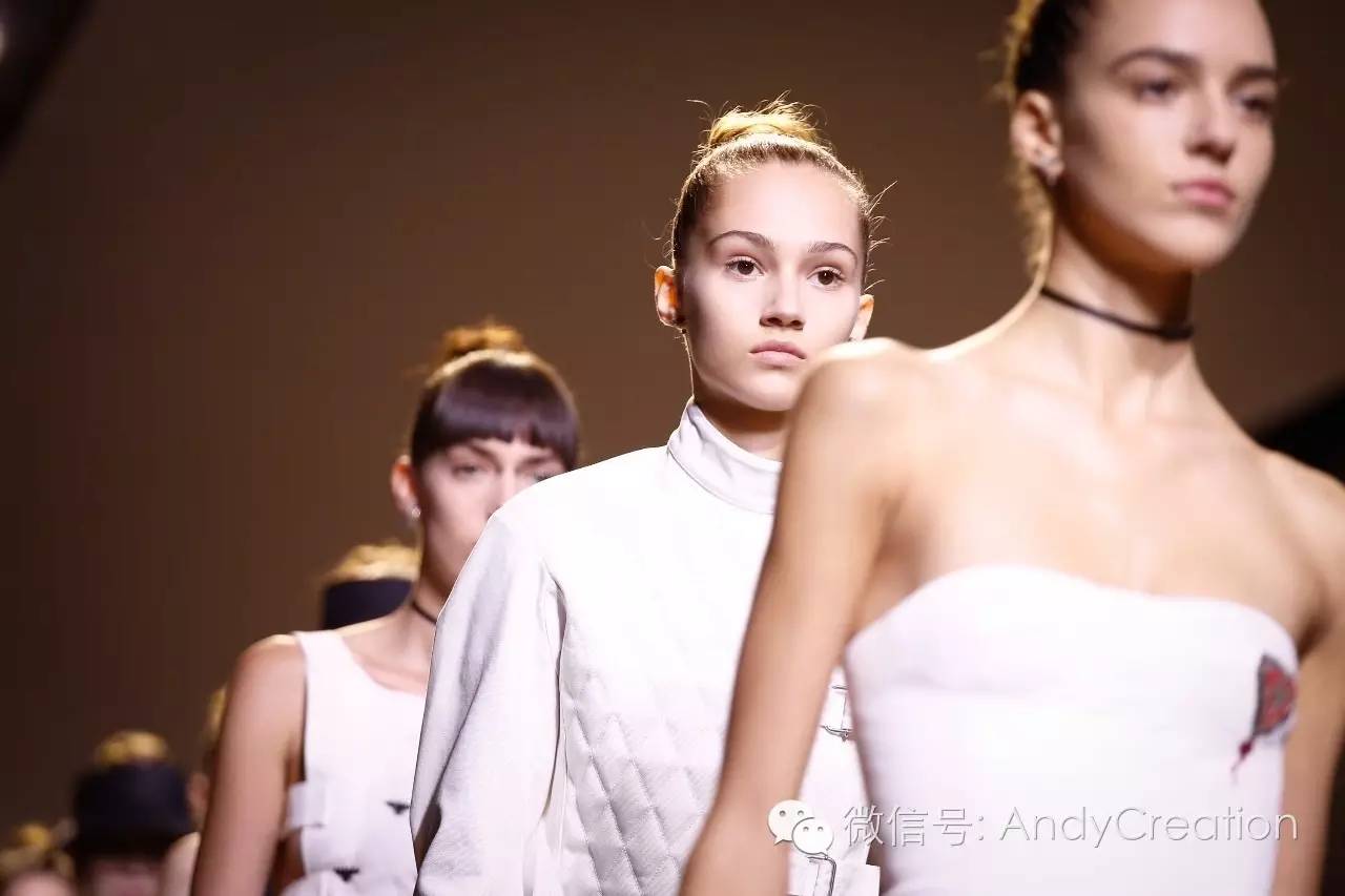 2019秋冬秀场妆容,巴黎时装周的妆容衣服特点