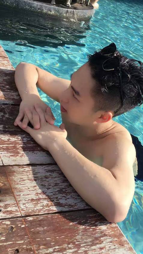 杭州一高颜值证券投资顾问今天首次做直播，快看！