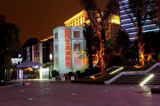 酒已点好，今晚在民歌湖酒吧街三位美艳的930主播与你有约！