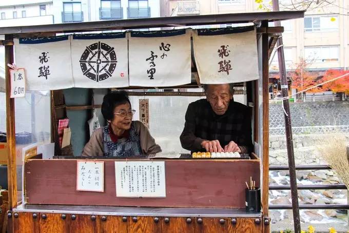 红叶堪比京都，温泉不输北海道的赏枫地，11-12月往返机票￥800+，不用担心人潮说走就走