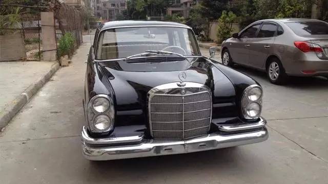 后视镜设计很别致,后视镜内部设计