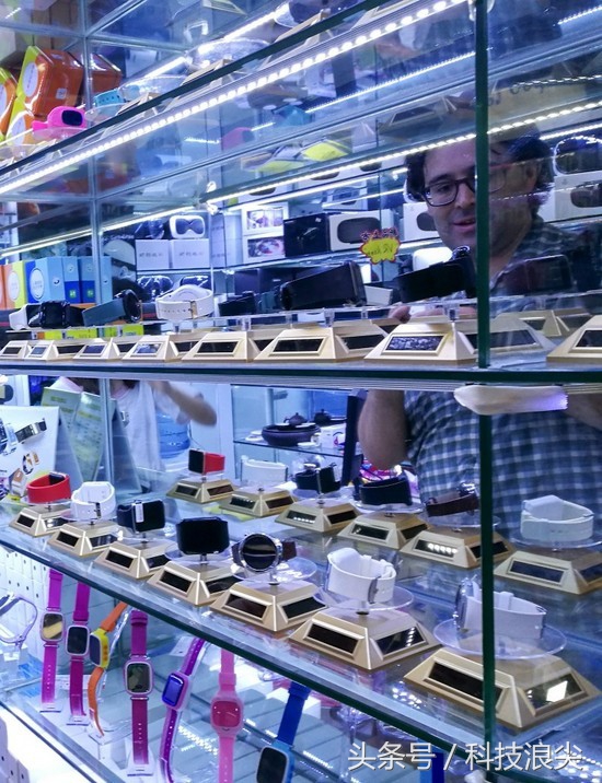 美国人看深圳华强北,华强北黑色无人机