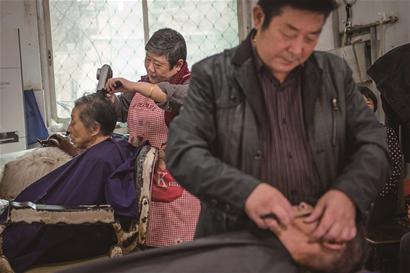 剃头匠“胖嬷嬷”带着老手艺坚持45年！