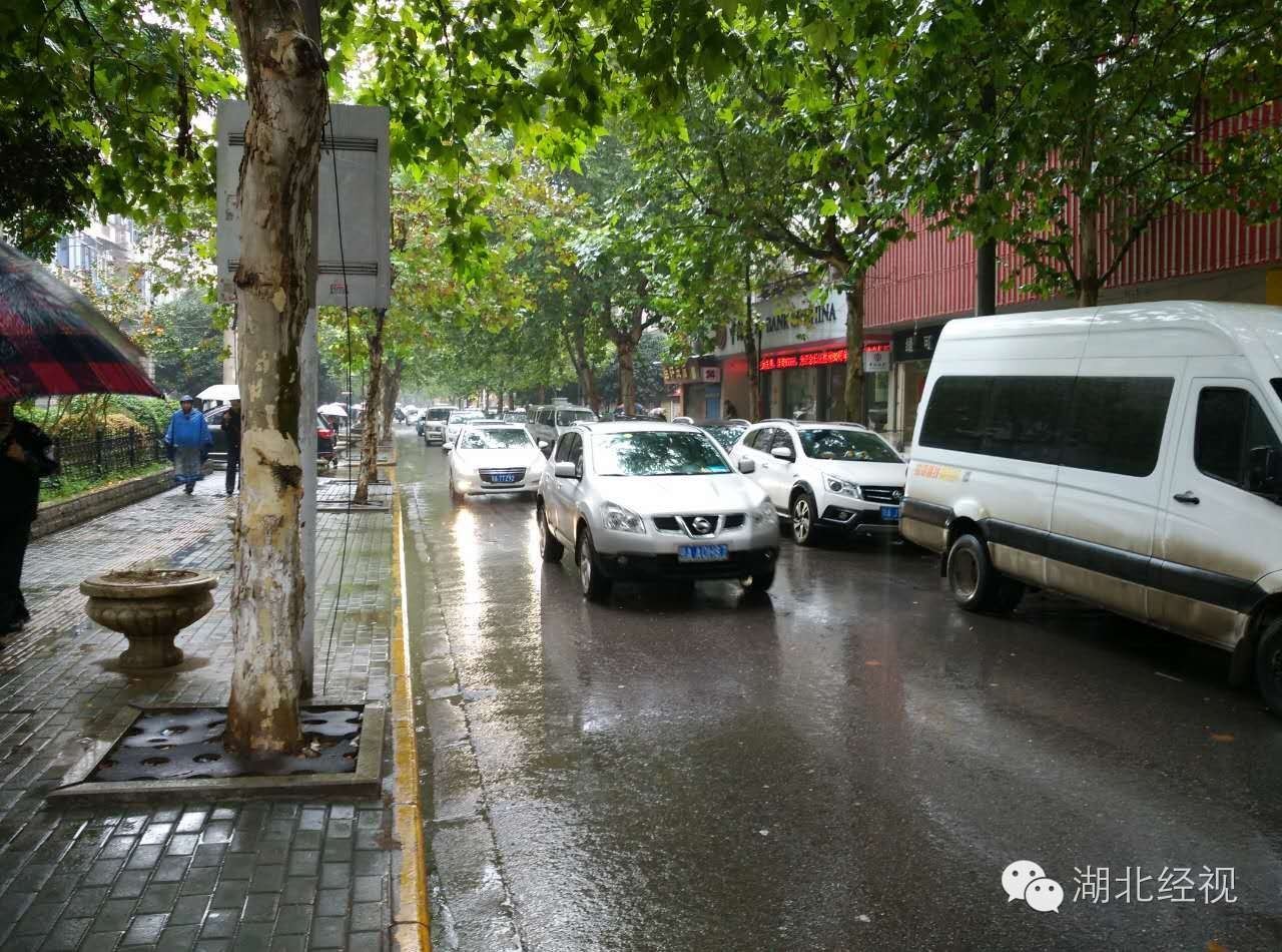 来武汉不可错过的一条街,武汉晚上逛的步行街夜市