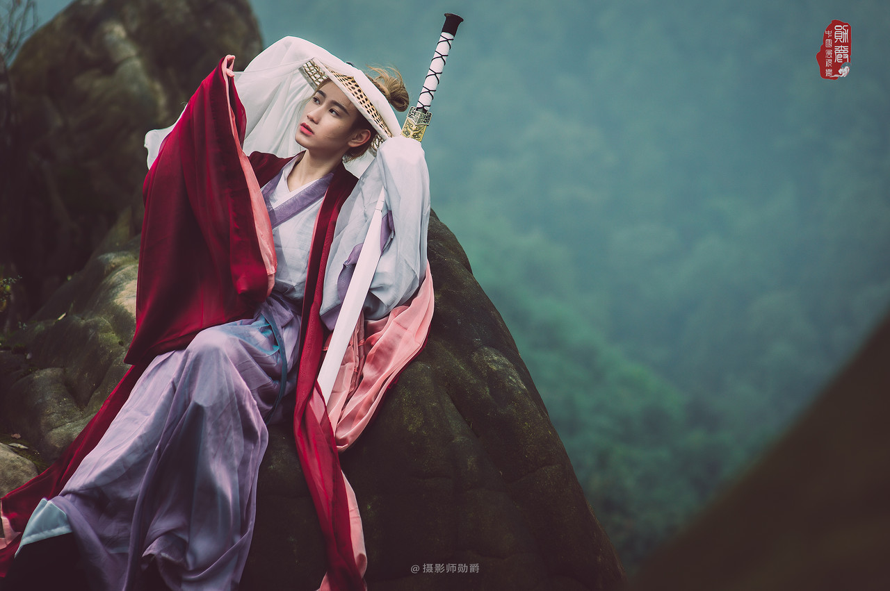 小说：他从树上重重的摔落下来，被一只小狼妖叼入草丛