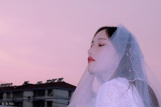 小说：看似普通的东西，美女却愿意出高价购买，小伙当即发觉不对