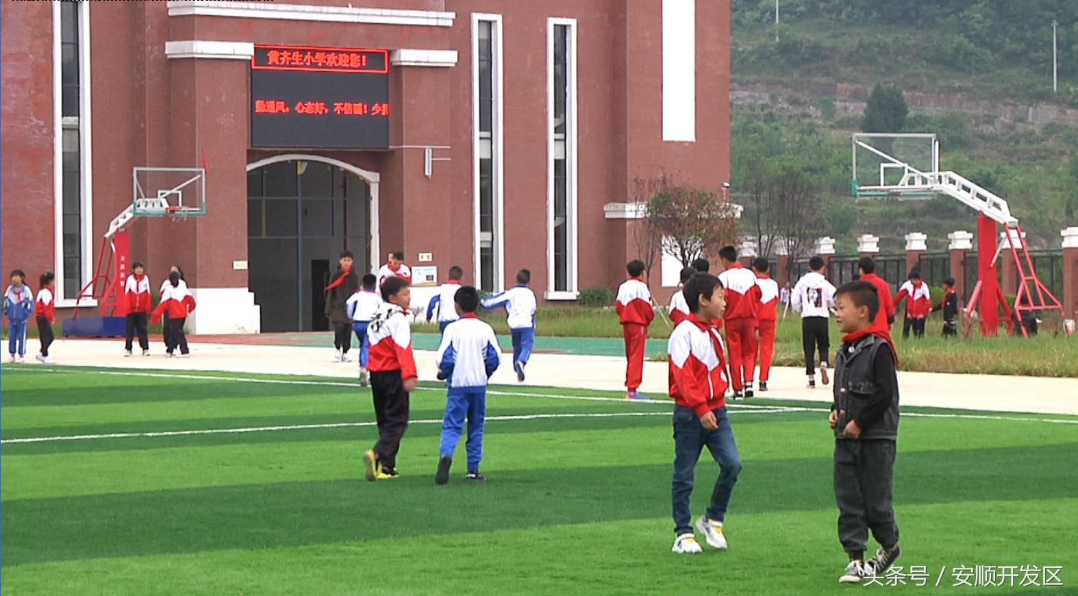 经开区：黄齐生小学新校区启用迎来400余名复学学生