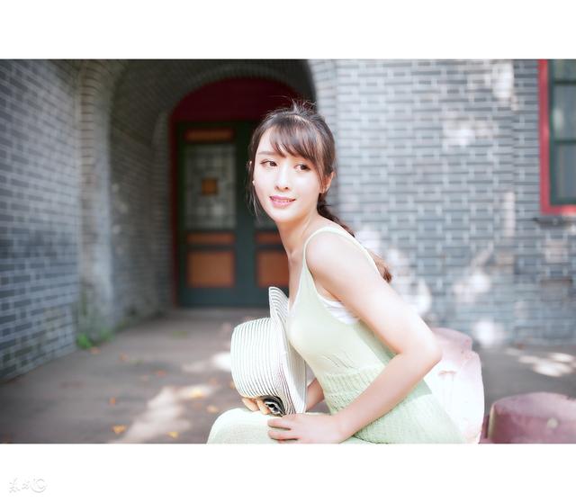 小说:她打开了她的手,自己哭着爬起来,雪白的长裙沾上不少酒液