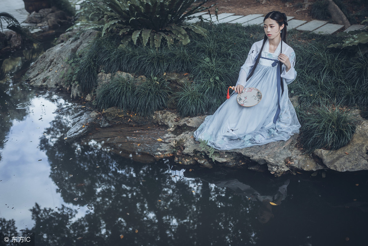 小说：哥哥为她买晶石，掌柜笑他们是小情侣，哥哥听的脸通红