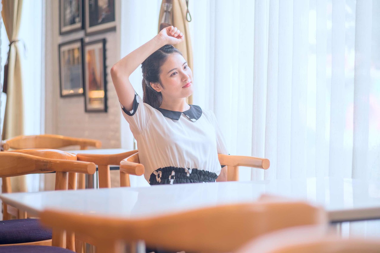 小说:他凝视着她,漆黑的眼眸翻滚着可怕的欲望,几乎滴出水来