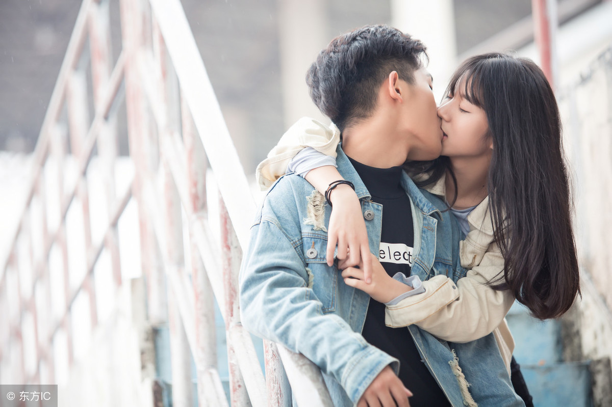 小说:他是铁血军长,却在开会中途离场,从酒吧里把她抱出来了