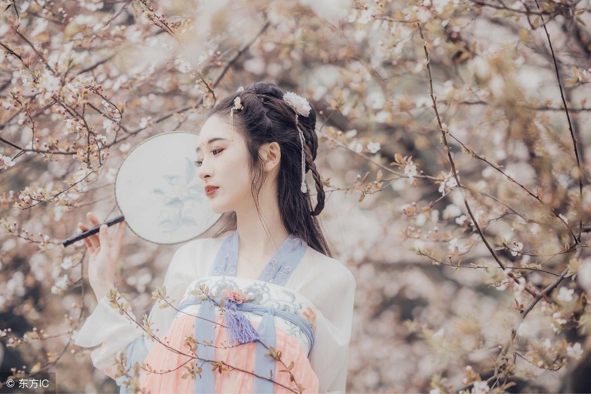 小说：现代学霸穿越到古代被俊美王爷迷住，晚上主动与他同处一室