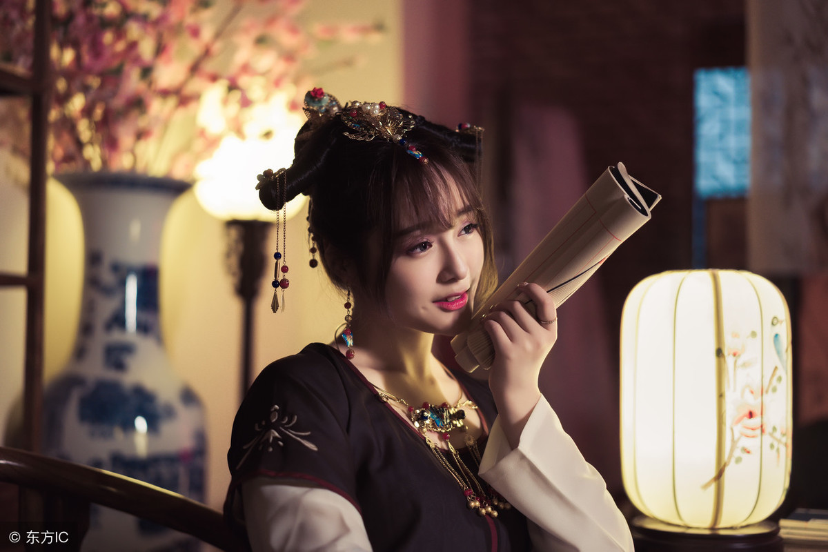 小说：嫡女卖惨，讲述完被叔婶虐待装饿晕，大臣们各个义愤填膺