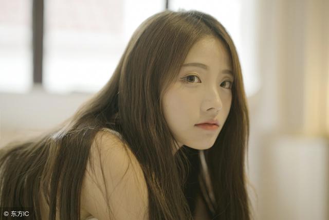 小说：她被喊去送酒，却把酒洒在了王子身上，还害他当众出丑