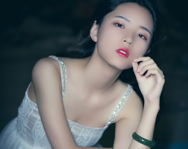 小说：她工作时一直舔嘴唇，细心的小助理立马端来水，获得她赏识