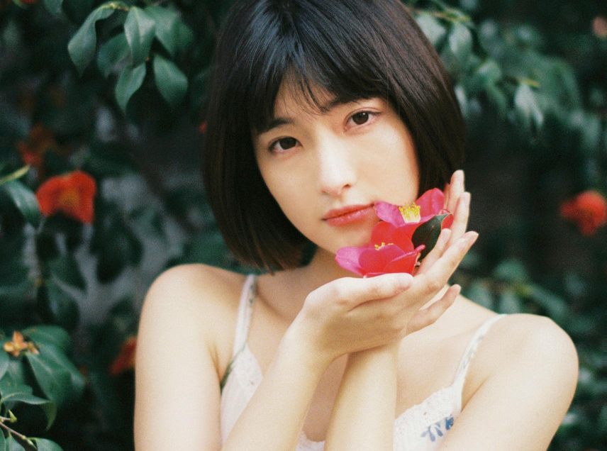 小说：她火了，只因在校草英雄救美下，她反其道而行，美救英雄