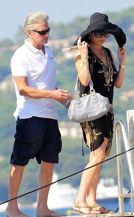 泽塔琼斯：和大25岁老公像同龄人，女儿没她漂亮，儿子遗传高颜值