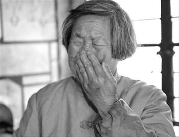 男子车祸昏迷不醒妻子怀孕,湖南一男子因车祸脑出血