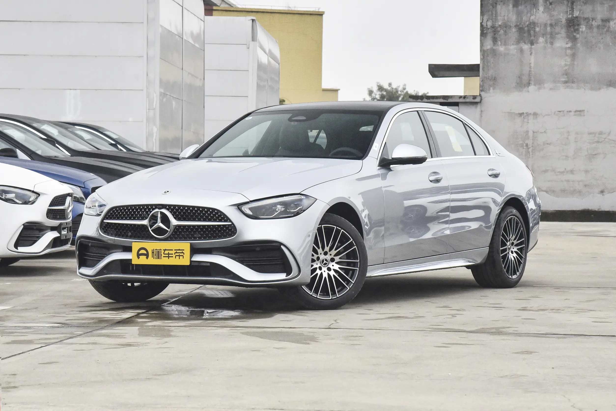 奔驰c级落地价30万可以吗,30万买奥迪q3好还是奔驰b200好