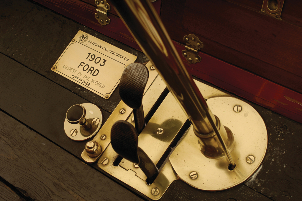 自媒体大肆宣导左脚刹车，网友：我看不懂，但我大受震撼