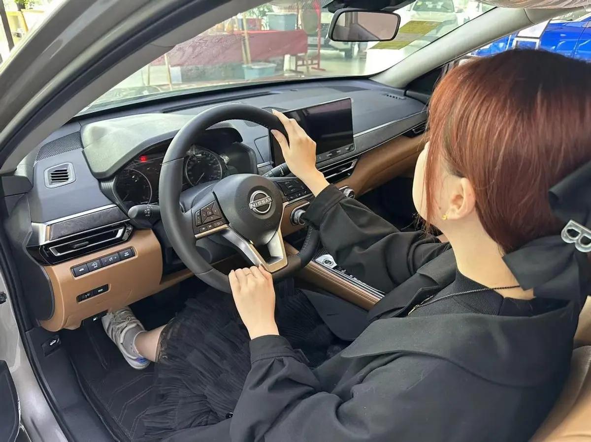 日产天籁2020款顶配26.98万,新款日产天籁2.0l低配版