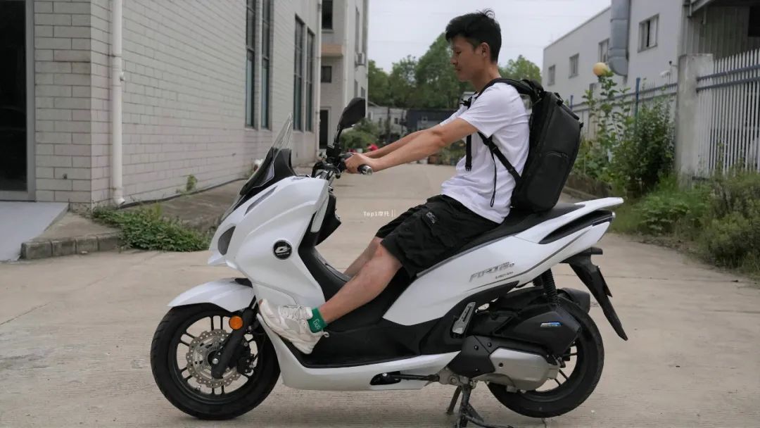 QJMOTOR鸿150车型全解析，正面硬刚PCX和UHR，还有多大优势？