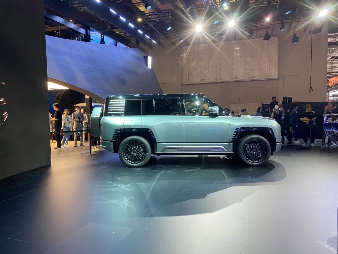 鍥藉鐪嬫瘮浜氳开鐧句竾绾у埆鐨勮溅,姣斾簹杩竷搴8