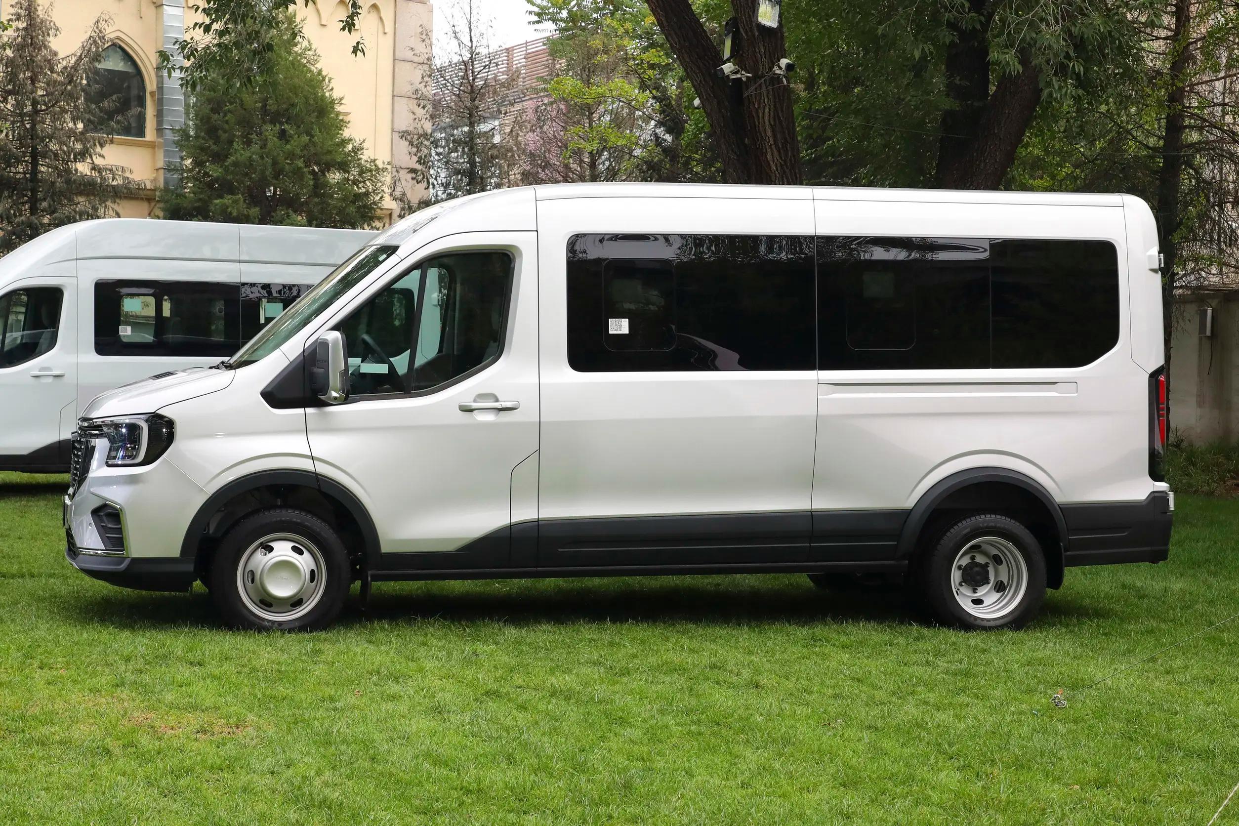 欧洲福特全顺2022即将上市新款车,福特全顺9座升级内饰