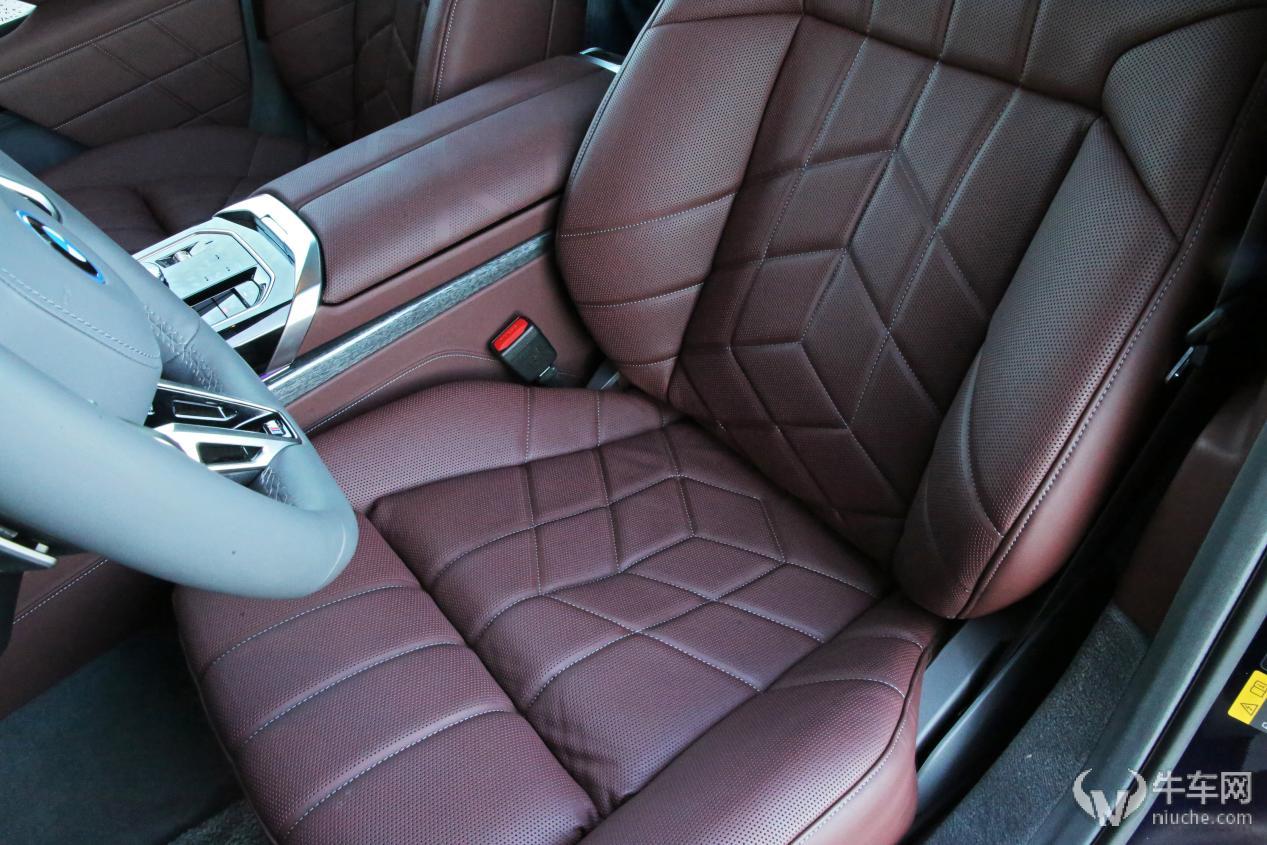 强者的自我颠覆试驾宝马i7xDrive60L