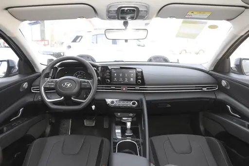 现代终究还是稳不住！一口气降价2.3万，油耗5.3L，带你看伊兰特