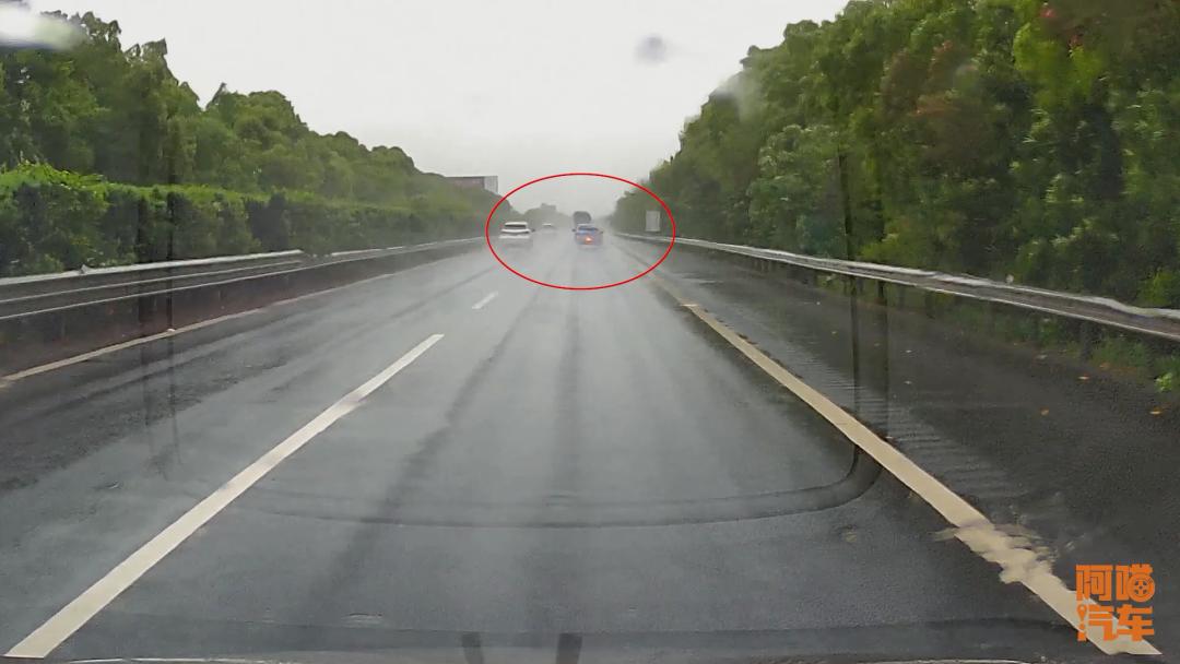 什么颜色的车最安全搞笑,什么颜色车在路上最安全