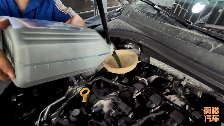 喵哥机油,机油按公里数换还是按时间换