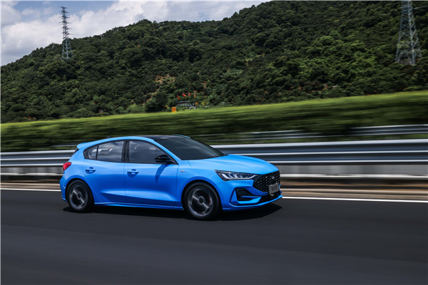 新一代福克斯三厢竞技爬坡怎么样,四缸全新福克斯跑高速