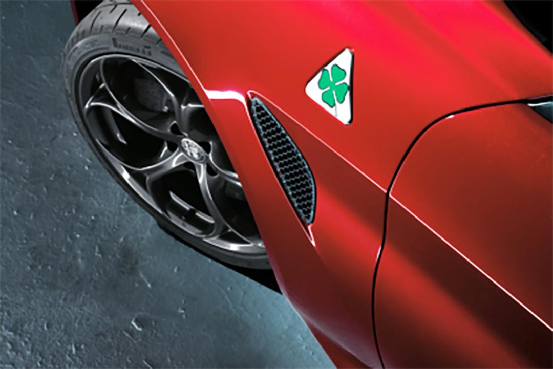 阿尔法罗密欧活力橙色图片,阿尔法罗密欧四叶草复古限量款