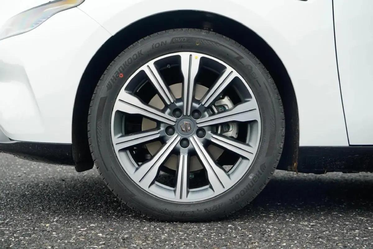 具有爆款潜质零跑c01官图亮相,零跑c01性能四驱纯电动版介绍配置