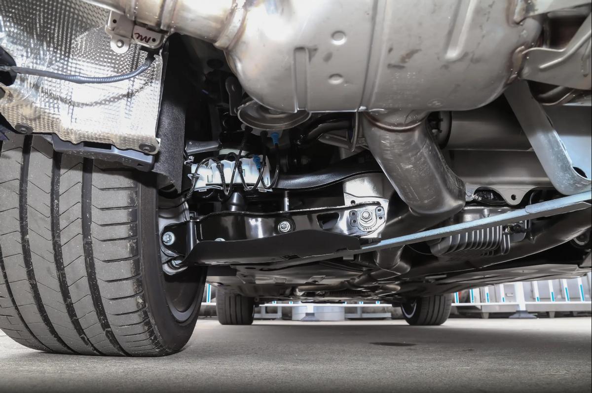 解析宝马X5M，售价143.89万，配4.4T+8AT动力，有哪些优缺点？