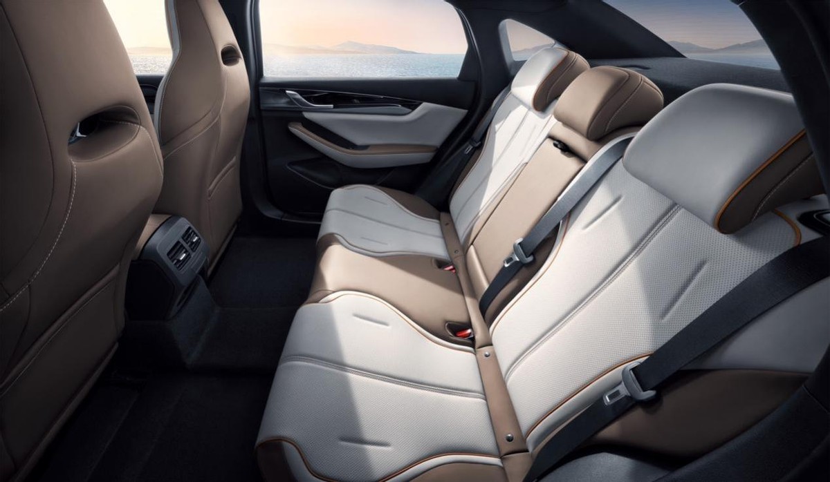 秦plusev500豪华版测评实测,广汽埃安aionsplus和秦plusdmi选哪个